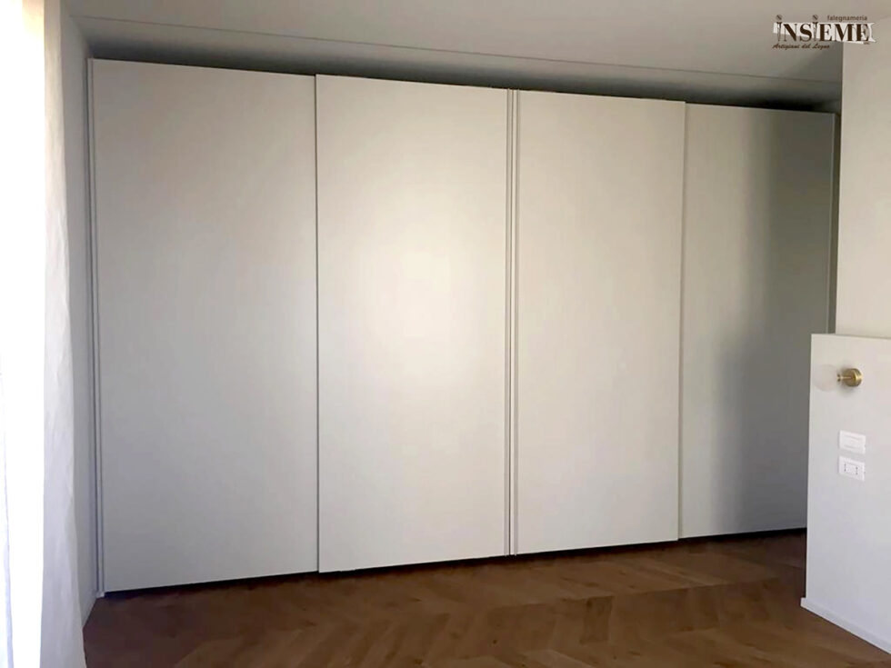 Armadio scorrevole 4 ante, bianco, realizzato dalla Falegnameria Insieme di Sassuolo (MO)