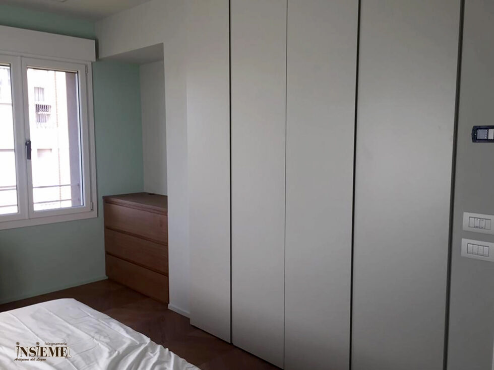 Armadio con cassettiera rovere, realizzato dalla Falegnameria Insieme di Sassuolo (MO)