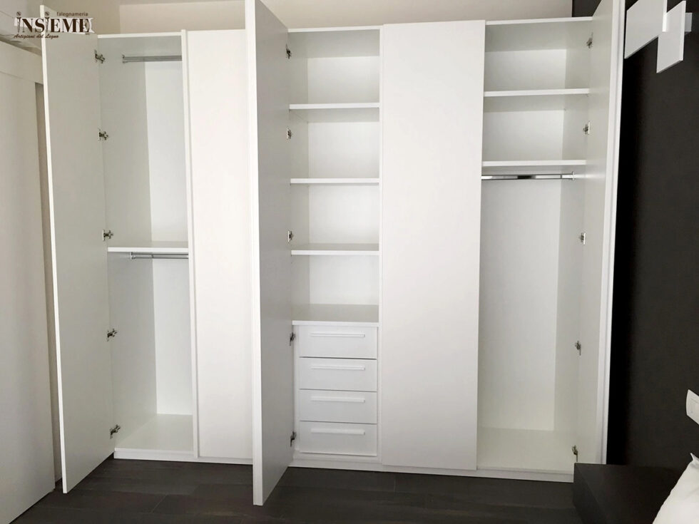 Interno armadio, realizzato dalla Falegnameria Insieme di Sassuolo (MO)