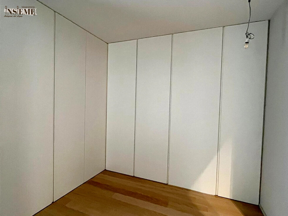 Armadio ad angolo realizzato su misura dalla Falegnameria Insieme di Sassuolo (MO)