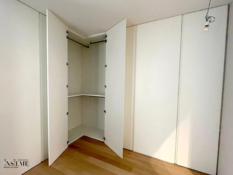 Angolo appenderia realizzato su misura dalla Falegnameria Insieme di Sassuolo (MO)