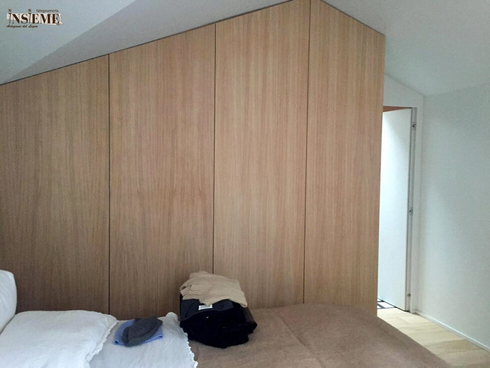 Armadio per mansarda realizzato su misura dalla Falegnameria Insieme di Sassuolo (MO)