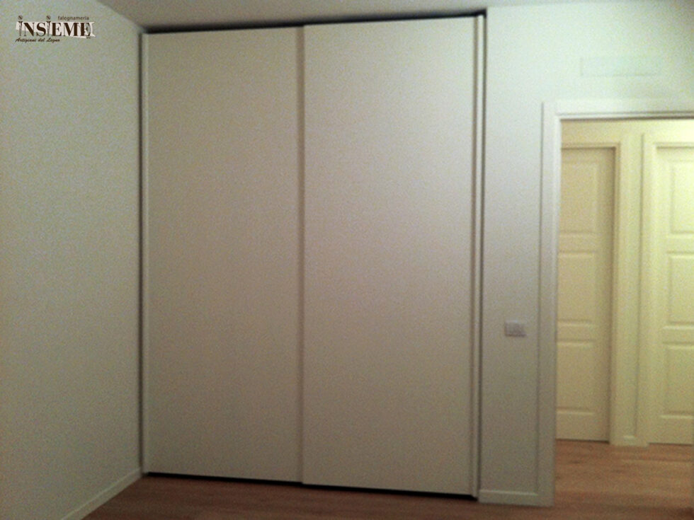 Armadio scorrevole in nicchia realizzato dalla Falegnameria Insieme di Sassuolo (MO)
