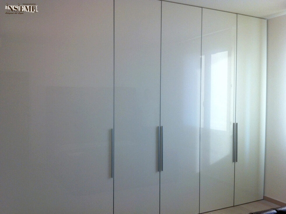 Armadio ante con vetro realizzato dalla Falegnameria Insieme di Sassuolo (MO)