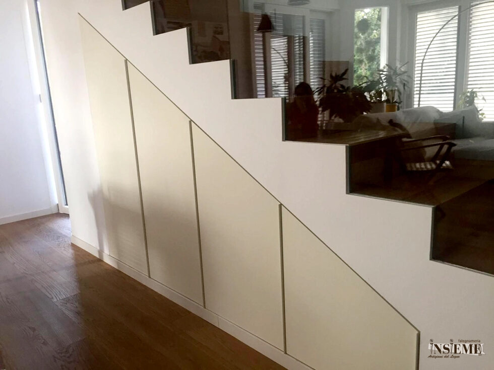 Armadio sottoscala realizzato a misura dalla Falegnameria Insieme di Sassuolo (MO)