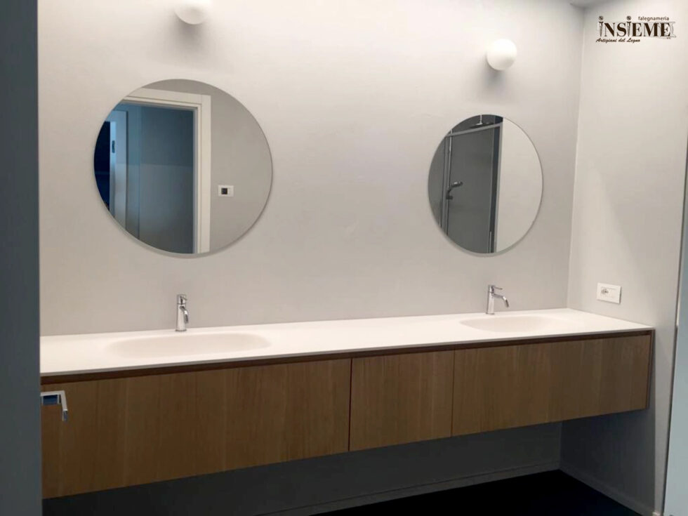 Mobile bagno doppio realizzato su misura dalla Falegnameria Insieme di Sassuolo (MO)