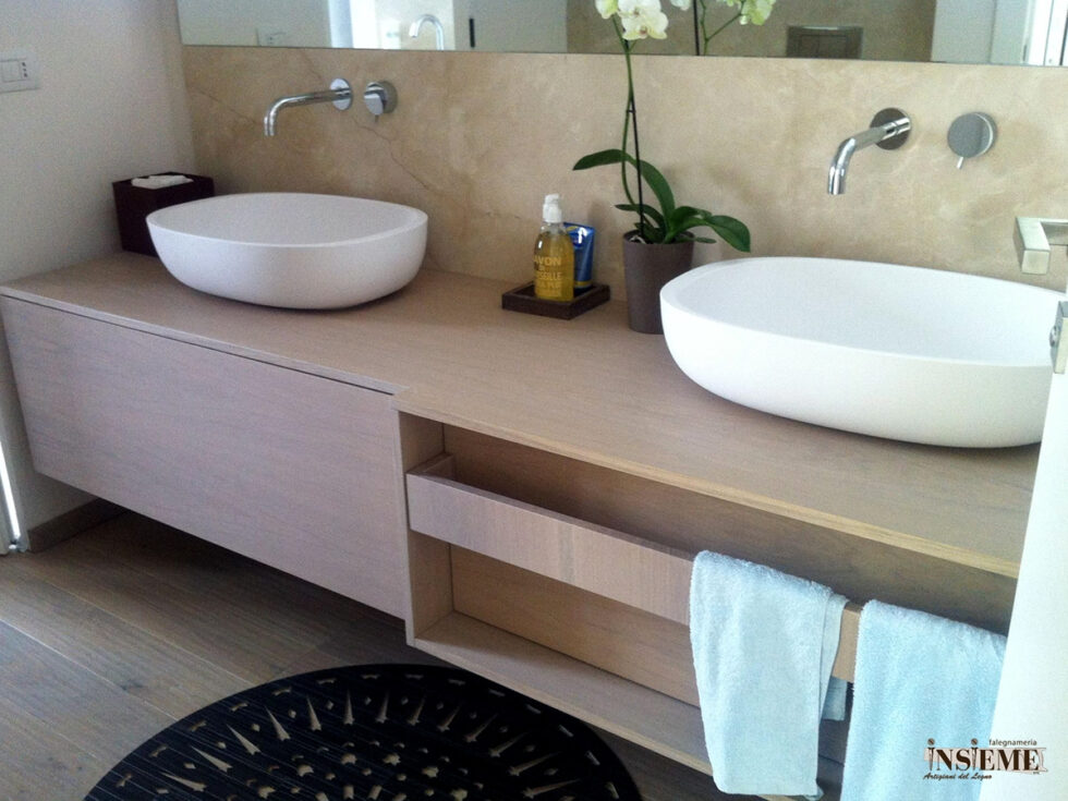 Particolare del porta asciugamani nel cassetto realizzato dalla Falegnameria Insieme di Sassuolo (MO), sul mobile bagno