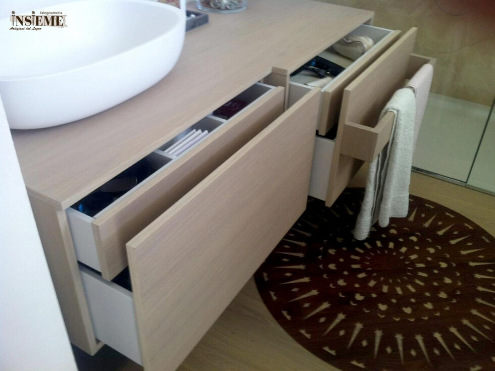 Massimo contenimento per il mobile bagno a cassettoni realizzato dalla Falegnameria Insieme di Sassuolo (MO)