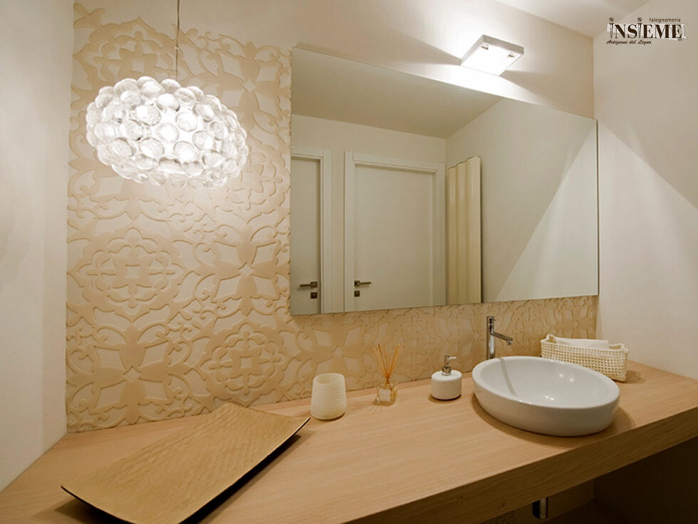 Mobili bagno sospeso realizzato artigianalmente dalla Falegnameria Insieme di Sassuolo (MO)