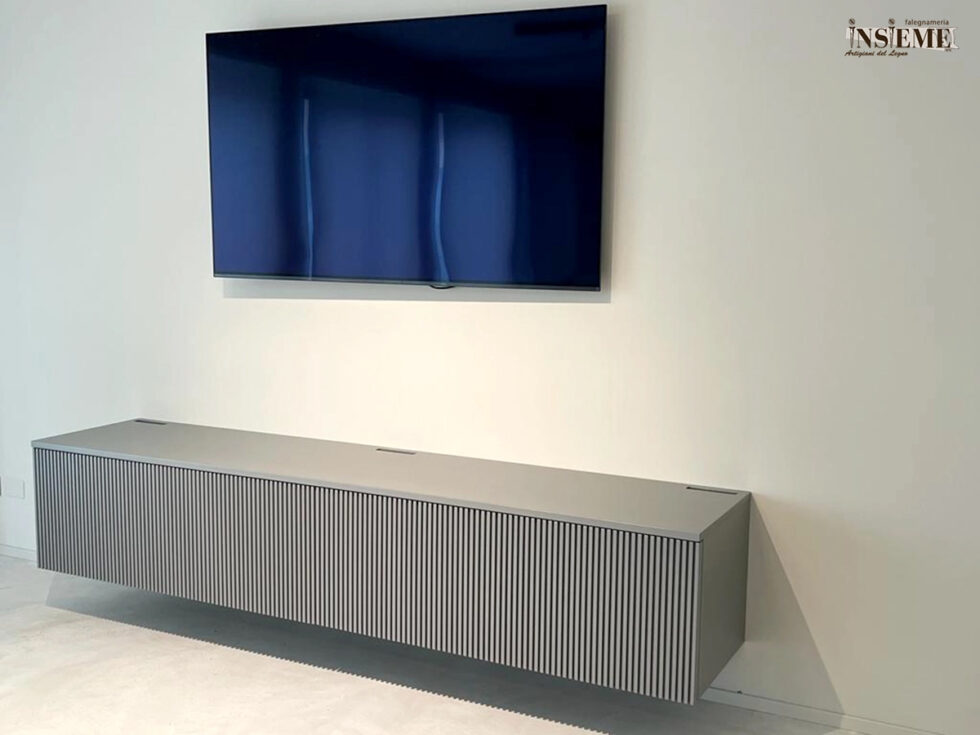 Mobile sospeso grigio, realizzato dalla Falegnameria Insieme di Sassuolo (MO)