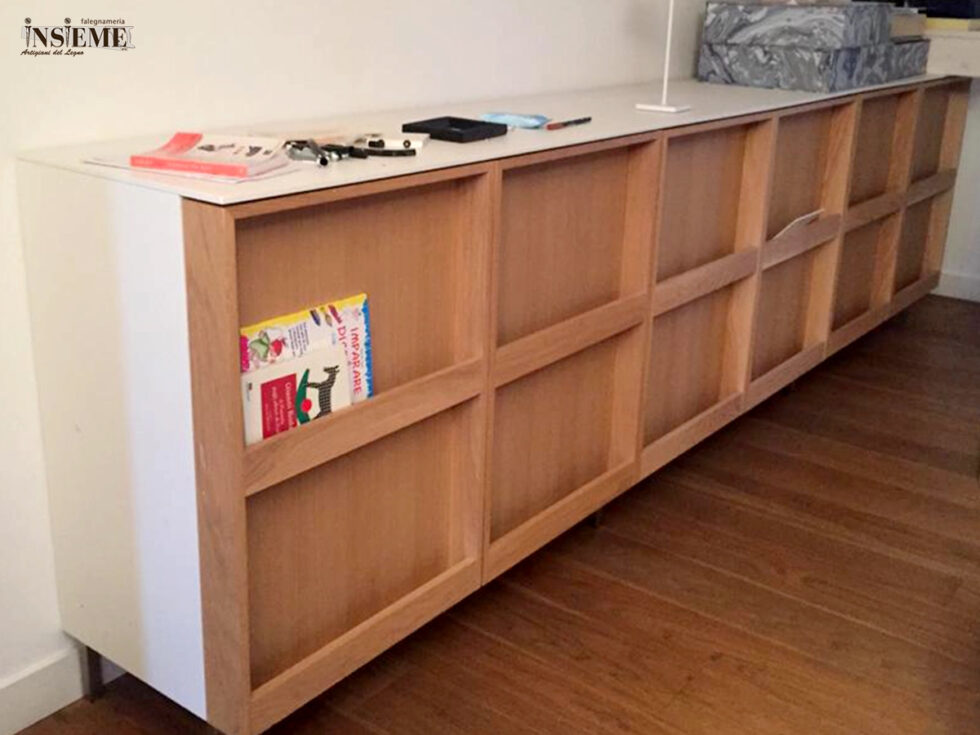 Porta libri realizzato su fronte cassetti dalla Falegnameria Insieme di Sassuolo (MO)