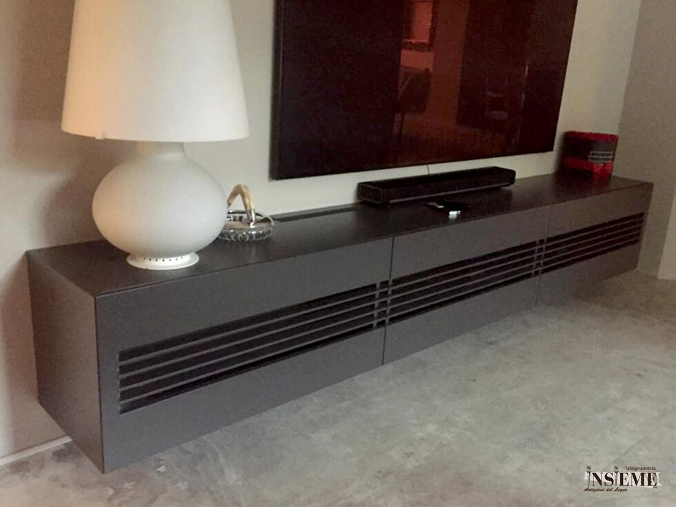 Mobile con feritoie realizzato dalla Falegnameria Insieme di Sassuolo (MO)