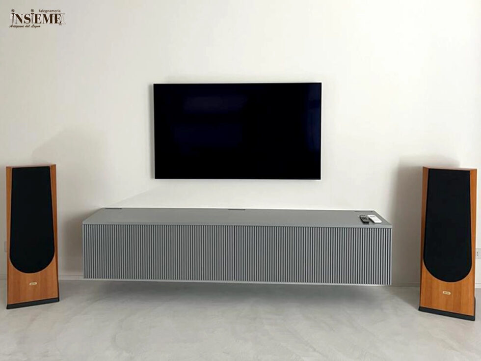 Mobile con ante a ribalta realizzata dalla Falegnameria Insieme di Sassuolo (MO)