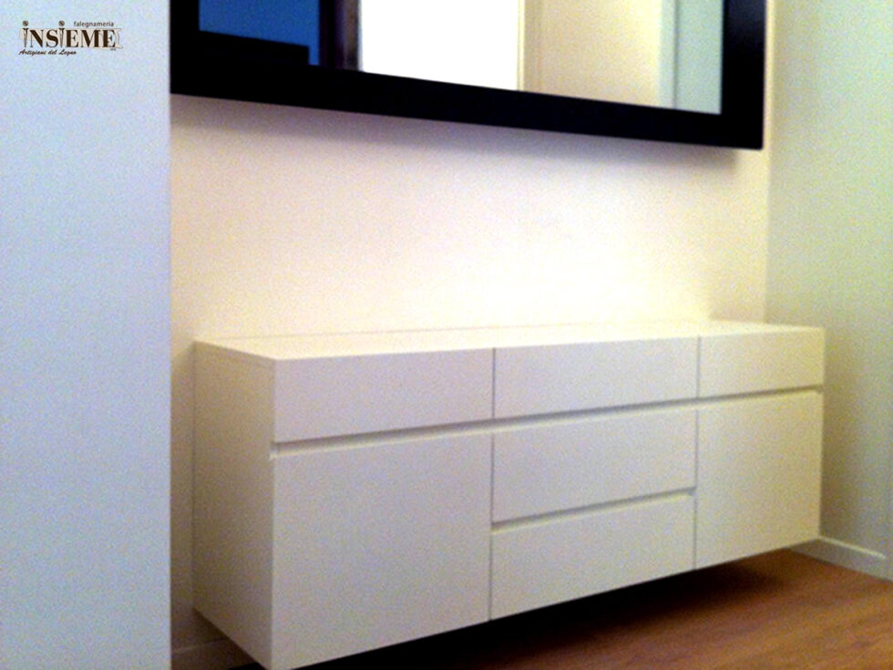Cassettone sospeso realizzato dalla Falegnameria Insieme di Sassuolo (MO)