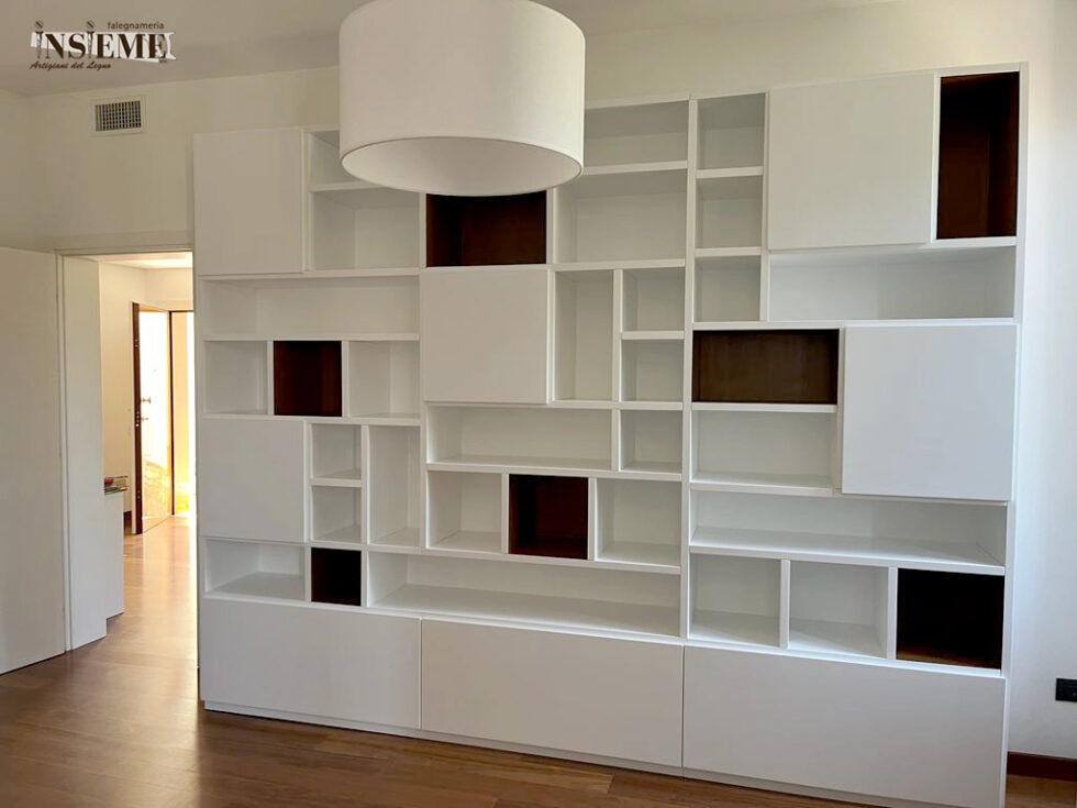 Libreria a due colori realizzata dalla Falegnameria Insieme di Sassuolo (MO)