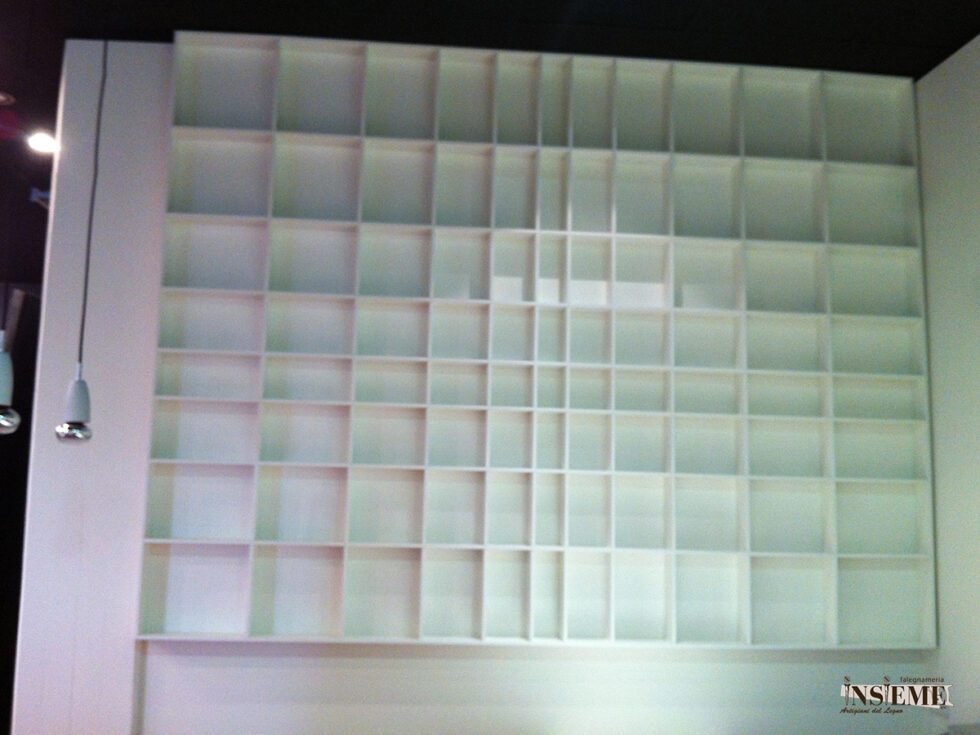 Libreria a scomparti irregolari realizzata su misura dalla Falegnameria Insieme di Sassuolo (MO)