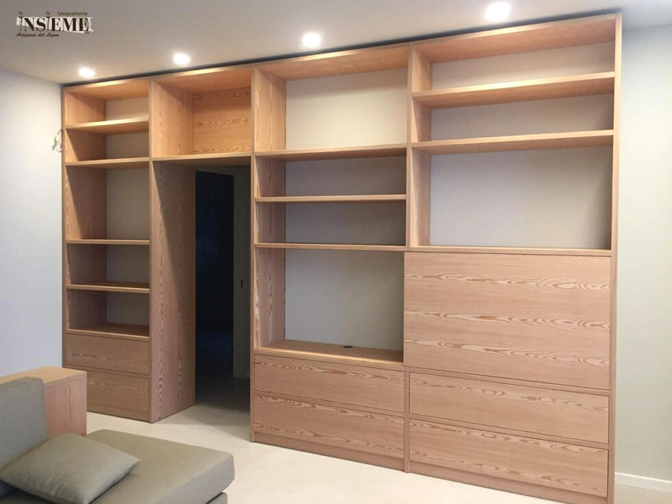 Libreria con passaggio porta realizzata dalla Falegnameria Insieme di Sassuolo (MO)