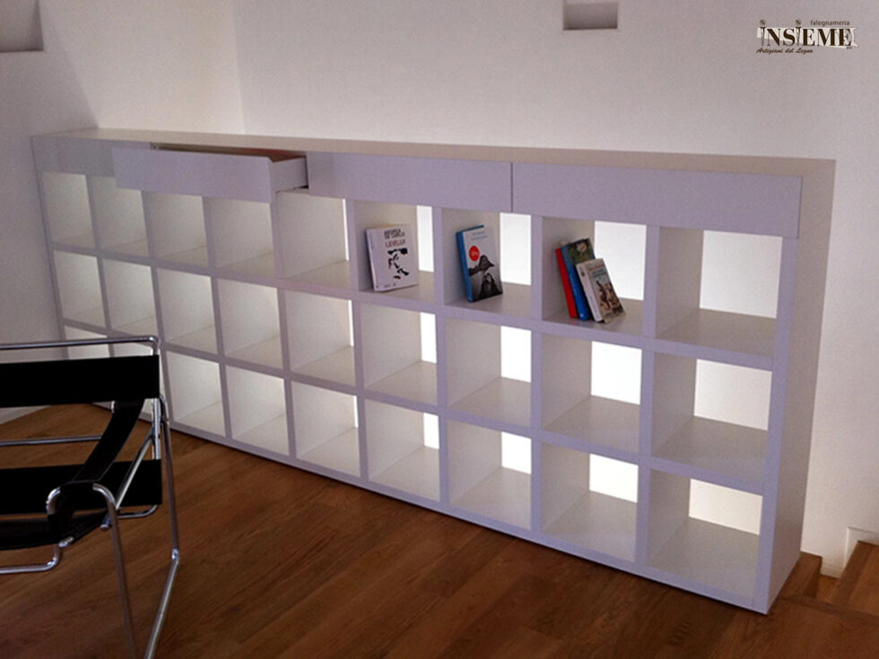 Libreria parapetto realizzata artigianalmente dalla Falegnameria Insieme di Sassuolo (MO)