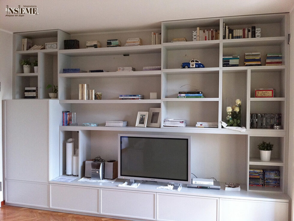 Libreria attrezzata realizzata su misura dalla Falegnameria Insieme di Sassuolo (MO)