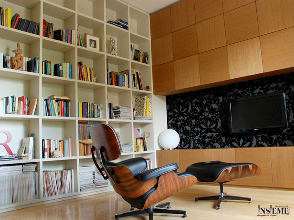 Studio libreria con ante rovere realizzata dalla Falegnameria Insieme di Sassuolo (MO)