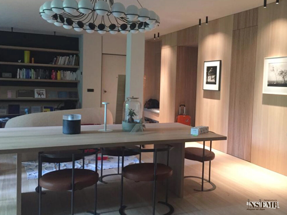 Soggiorno con pareti in rovere realizzate dalla Falegnameria Insieme di Sassuolo (MO) su misura