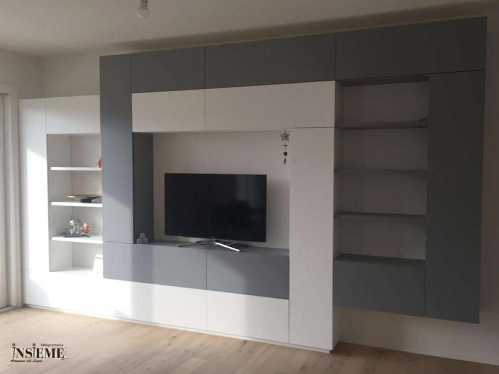 Libreria a due colori realizzata su misura dalla Falegnameria Insieme di Sassuolo (MO)