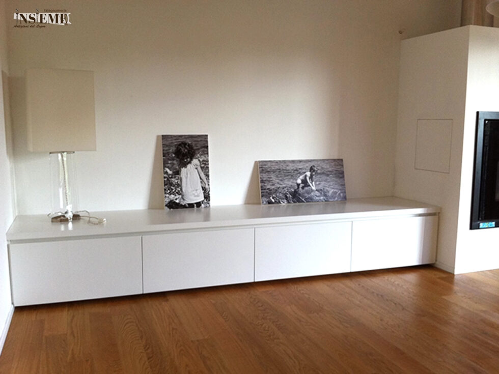 Mobile con ribalte per la sala, realizzato dalla Falegnameria Insieme di Sassuolo (MO)