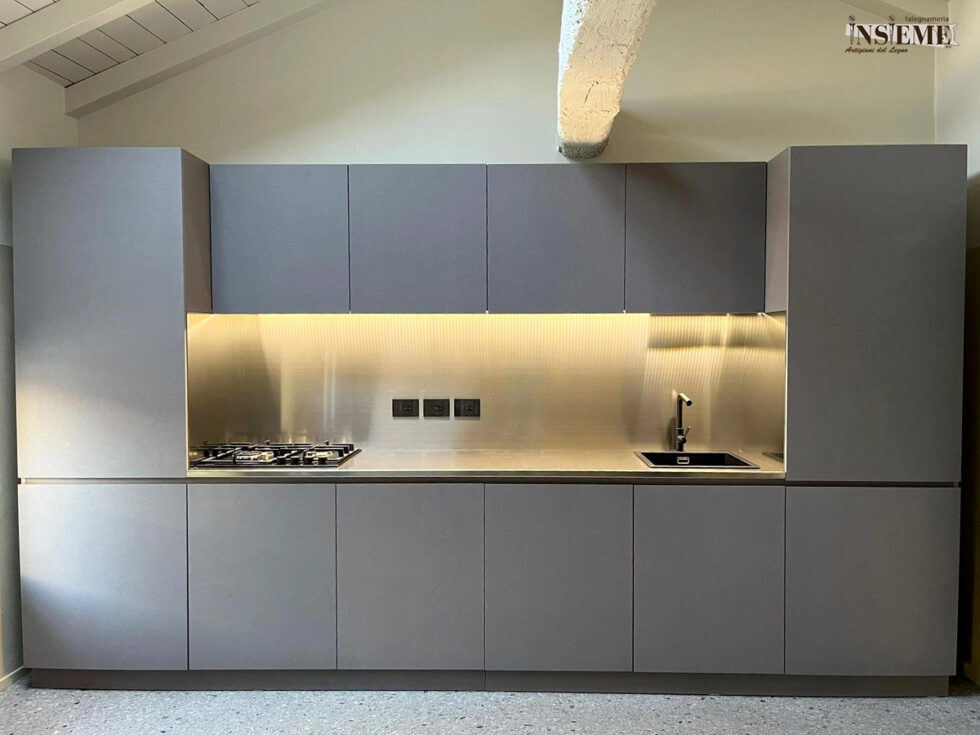 Cucina grigia mdf e inox realizzata su misura dalla Falegnameria Insieme di Sassuolo (MO)
