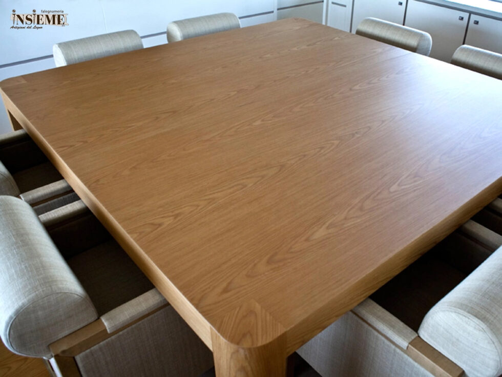 Tavolo da pranzo in rovere, particolare del piano, realizzato dalla Falegnameria Insieme di Sassuolo (MO)
