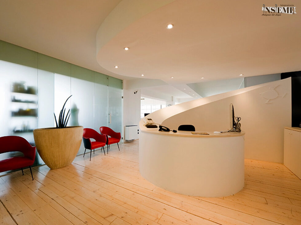 Reception curva, forma a spirale, realizzata su misura dalla Falegnameria Insieme di Sassuolo (MO)