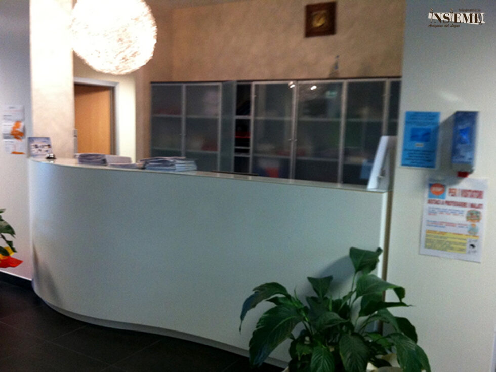 Reception curva, forma a onda, realizzata su misura dalla Falegnameria Insieme di Sassuolo (MO)