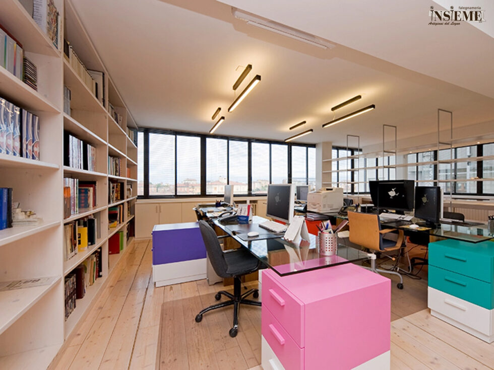 Cassettone per ufficio colori pantone realizzati dalla Falegnameria Insieme di Sassuolo (MO)