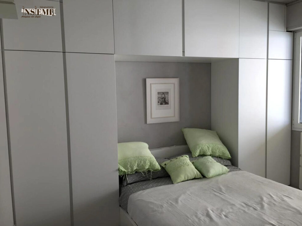 Armadio a ponte, bianco, per la camera da letto, realizzato su misura dalla Falegnameria Insieme di Sassuolo (MO)