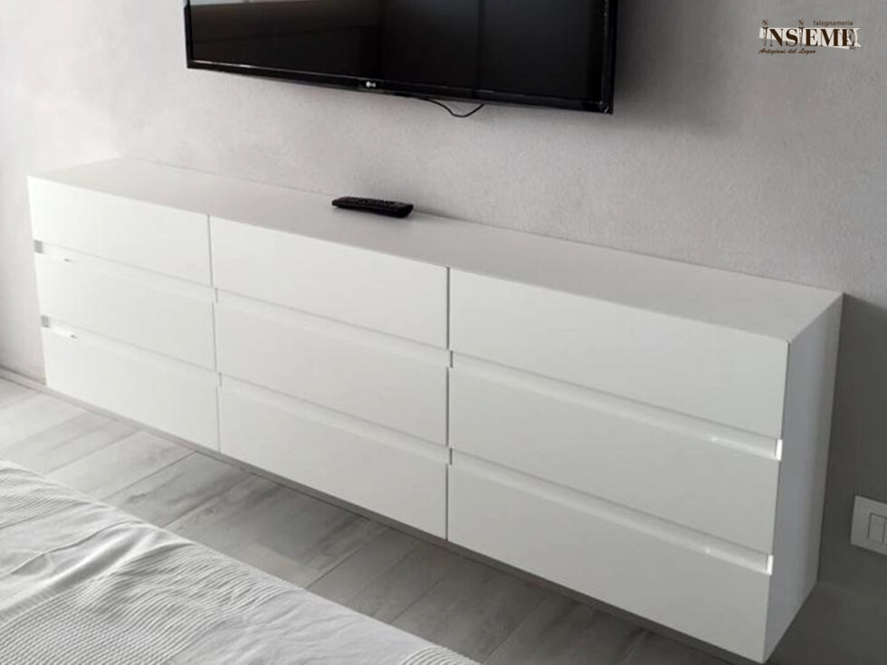 Cassettiera laccata per la camera da letto, realizzata dalla Falegnameria Insieme di Sassuolo (MO)