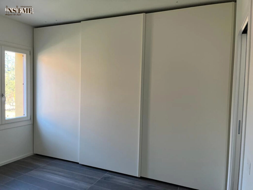 Armadio a misura con ante scorrevoli, realizzata dalla Falegnameria Insieme di Sassuolo (MO)