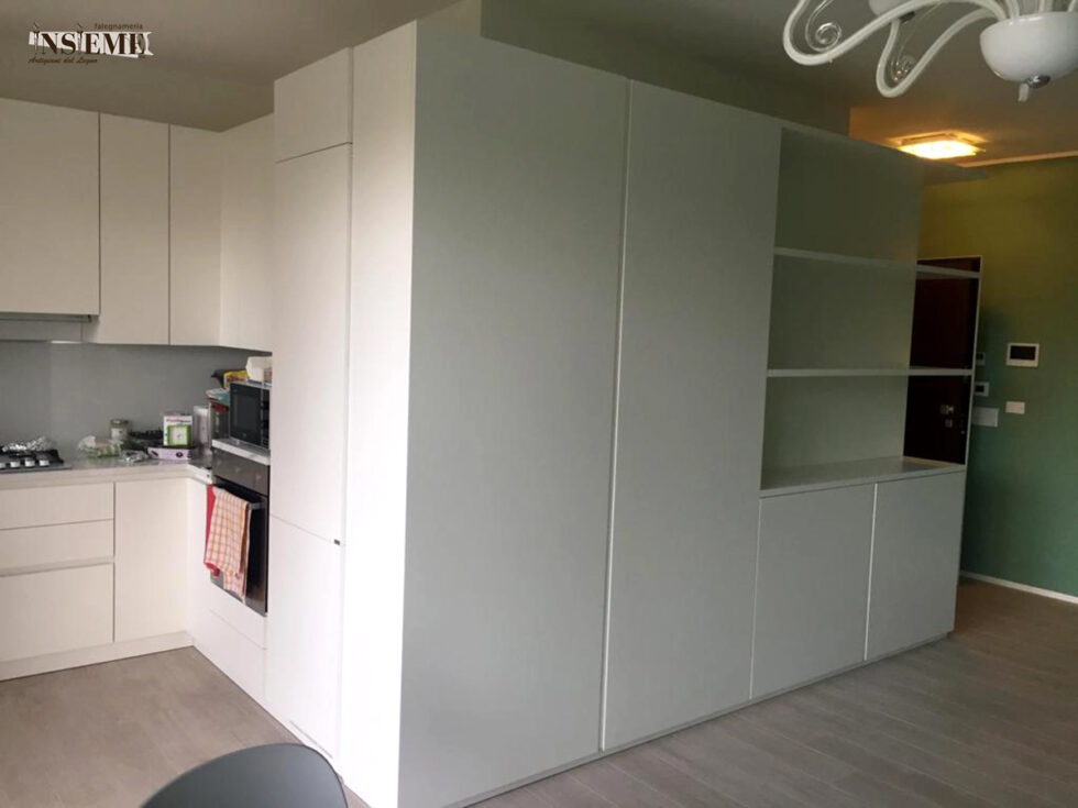 Angolo cucina e soggiorno personalizzati, realizzati dalla Falegnameria Insieme di Sassuolo (MO)