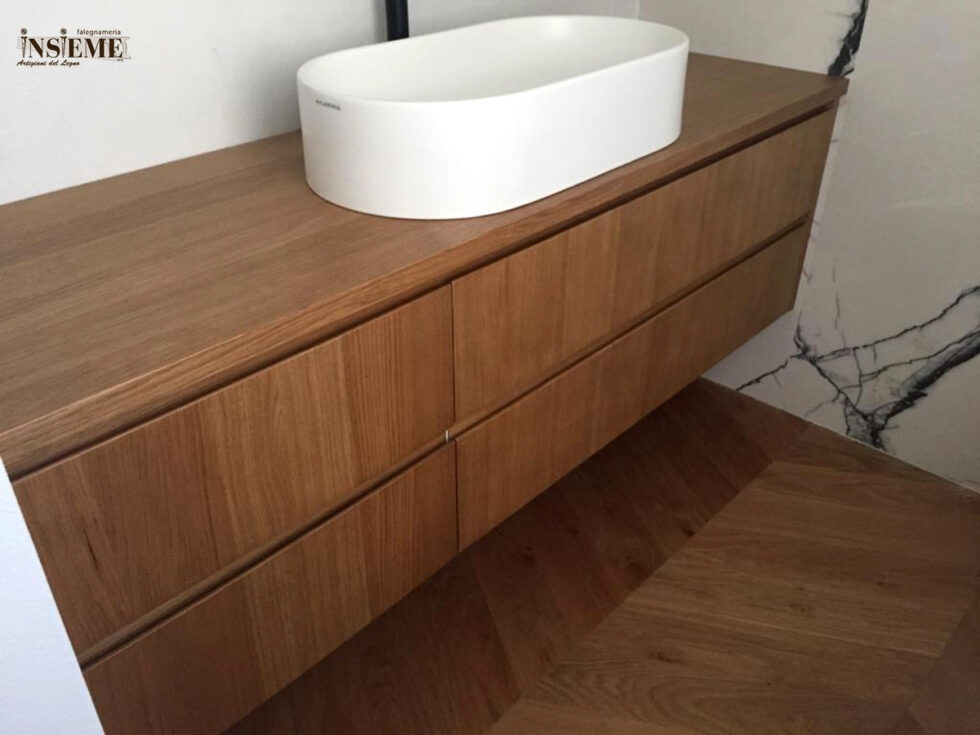 Bagno rovere con cassettoni, realizzato artigianalmente dalla Falegnameria Insieme di Sassuolo (MO)