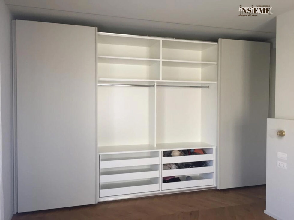 Interno armadio scorrevole, realizzato dalla Falegnameria Insieme di Sassuolo (MO)