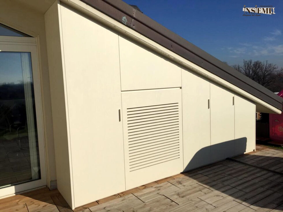 Mobile contenitivo a spiovente, per terrazzo, realizzato su misura dalla Falegnameria Insieme di Sassuolo (MO)