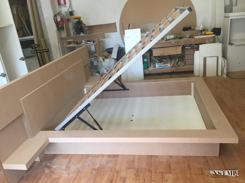 Letto di design contenitivo, in lavorazione presso la Falegnameria Insieme di Sassuolo (MO)