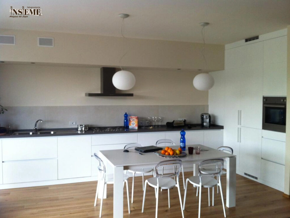 Cucina bianca senza pensili con top nero, realizzata su misura dalla Falegnameria Insieme di Sassuolo (MO)