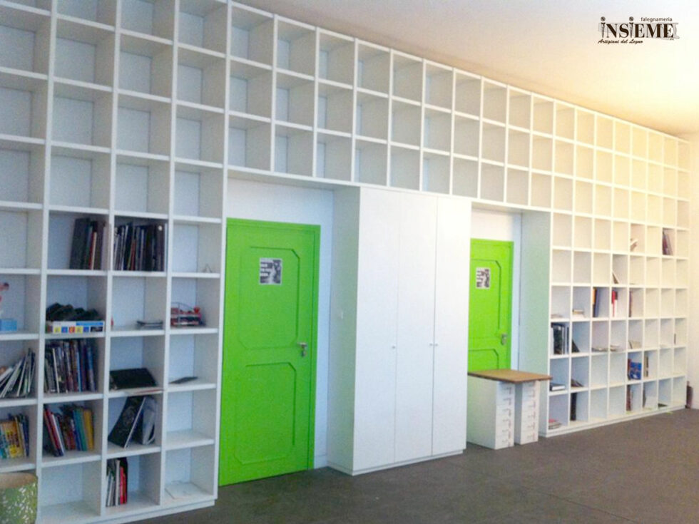 Grande libreria ufficio a tutta parete, moduli quadrati, realizzata dalla Falegnameria Insieme di Sassuolo (MO)