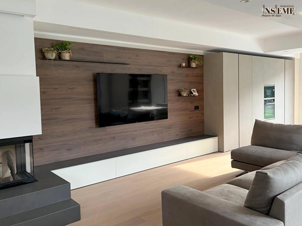 Parete soggiorno rivestita in legno, realizzata dalla Falegnameria Insieme di Sassuolo (MO)