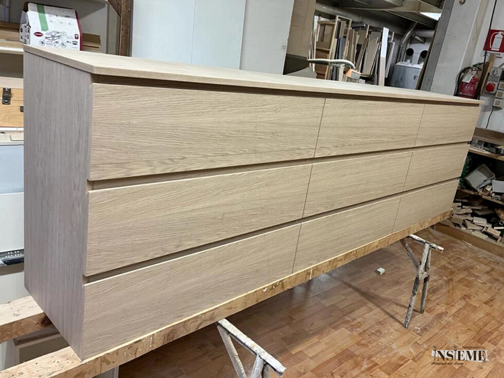 Cassettiera rovere naturale dotata di 9 cassetti, in fase di lavorazione presso la Falegnameria Insieme di Sassuolo (MO)