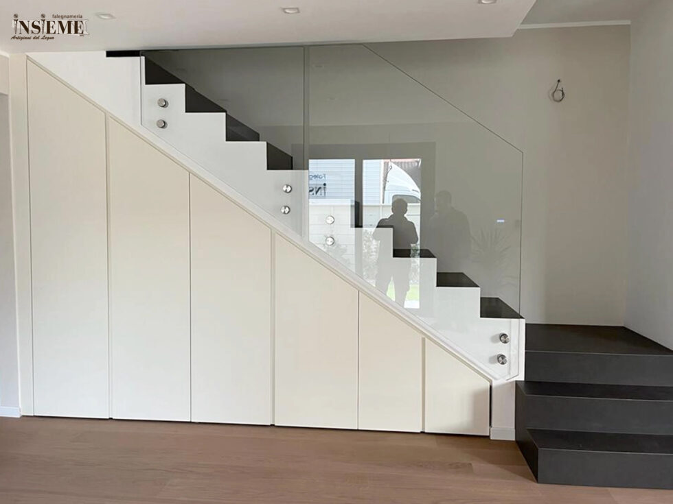 Sottoscala contenitivo a misura, realizzato dalla Falegnameria Insieme di Sassuolo (MO)