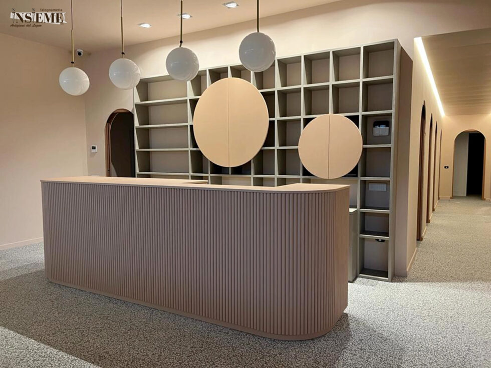 Bancone reception realizzato a listelli tondi, profdotto su misura dalla Falegnameria Insieme di Sassuolo (MO)