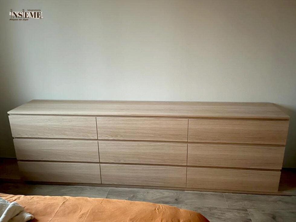Cassettiera rovere naturale dotata di 9 cassetti, realizzata dalla Falegnameria Insieme di Sassuolo (MO)