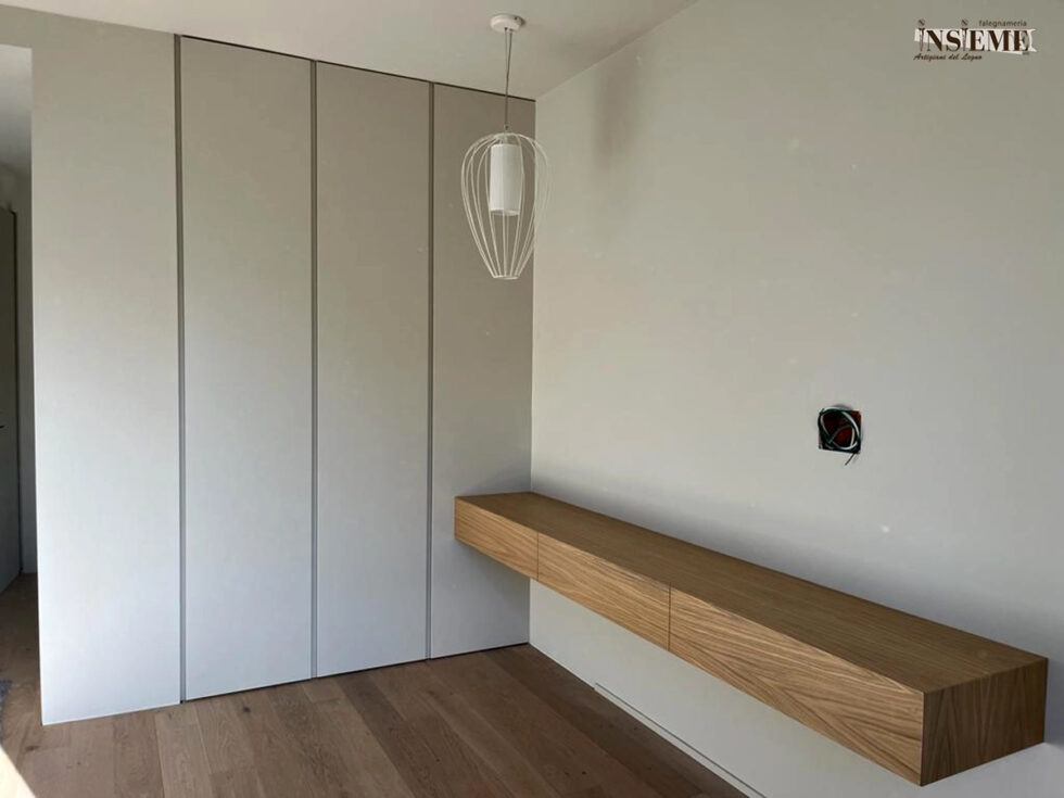 Armadio abbinato a cassetti sospesi, realizzati dalla Falegnameria Insieme di Sassuolo (MO)