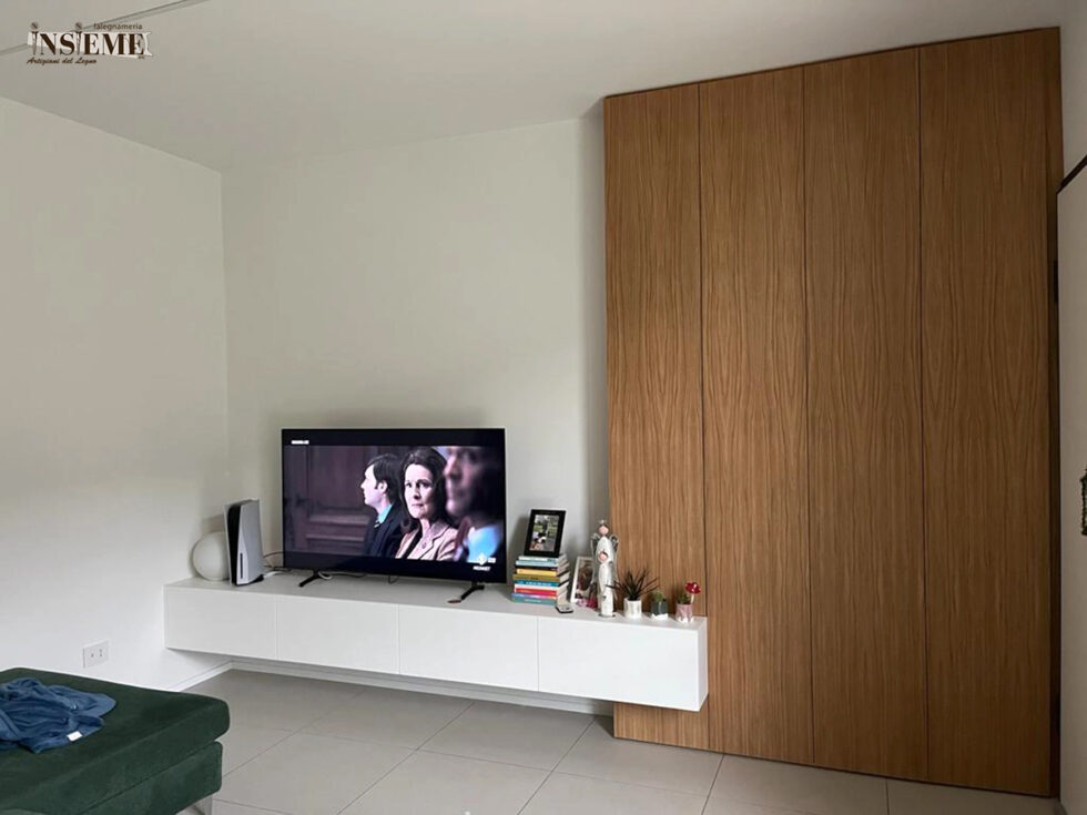 Mobile rovere con cassettone sospeso realizzato dalla Falegnameria Insieme di Sassuolo (MO)