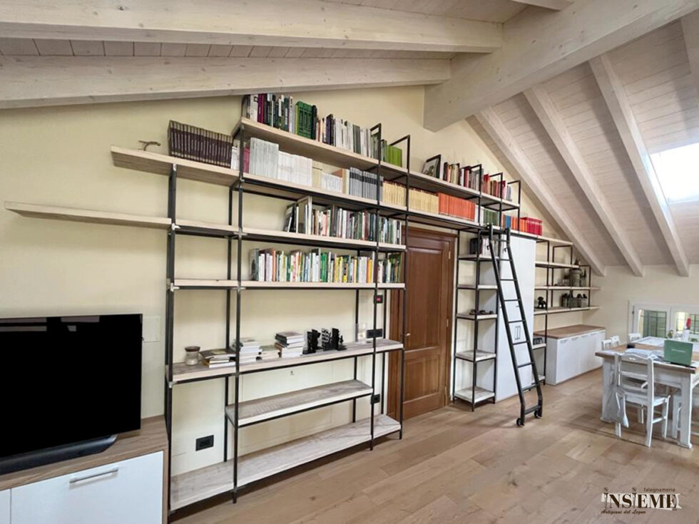 Libreria in ferro e legno realizzata dalla Falegnameria Insieme di Sassuolo (MO)
